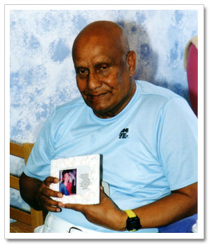 Sri Chinmoy holds a photo of Subarata